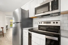 Cozy 1BR • Free Parking • Near SoCo & Downtown - Image 5