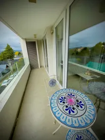 Modern apartment, pool + parking - Image 5