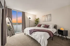 King Bed + Free Parking • Near SeaWorld & Beaches - Image 2