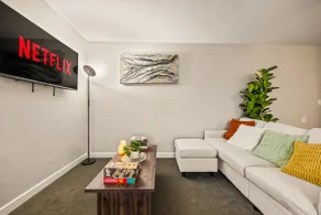 King Bed + Free Parking • Near SeaWorld & Beaches - Image 3