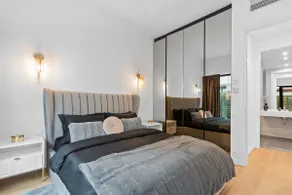 Metropolitan Elegance & Business: Queen Beds - Image 5