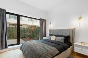 Metropolitan Elegance & Business: Queen Beds - Image 2