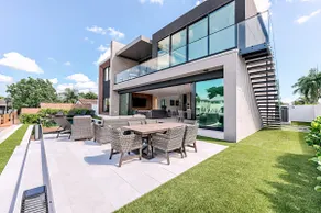 Contemporary 5BR/5.5BA Waterfront Luxury with Pool - Image 2
