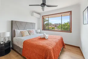 Elegant 4BR Residence Friendly Haven in Calamvale - Image 2
