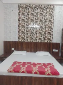 4BHK Big Group Stay |AC-WiFi-Balc-VegMeal-NrTemple - Image 3