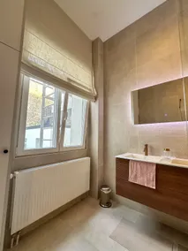 Central Luxury Stay in Antwerp - Image 5