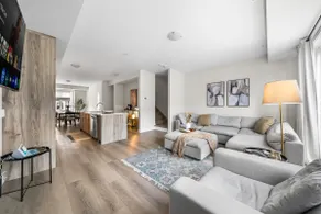 Stylish 4BR Townhome•with Parking•NearGO•30 min DT - Image 2