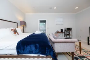 Elegant Studio – Minutes from Airport & Steveston - Image 3