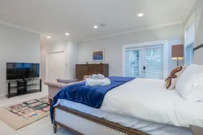 Elegant Studio – Minutes from Airport & Steveston - Image 4