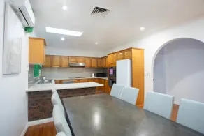 Cozy 2Bd1Bth Unit Near Shops & Airport w/ Bathtub - Image 2