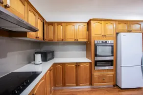 Cozy 2Bd1Bth Unit Near Shops & Airport w/ Bathtub - Image 3