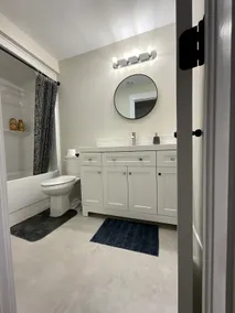 New modern quiet suite, parking, fiber wifi - Image 5