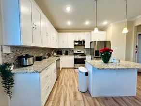 Family Spacious New Cozy 5BR House in Asian Town - Image 5