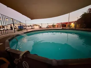 Shoreline Condo 5 Desert Oasis Free Wifi, Cool AC - Image 2