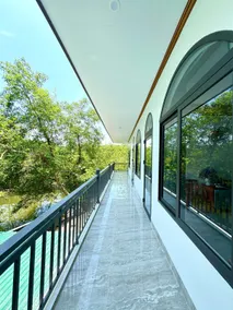 Tuan Ngoc Hotel - 5 deluxe room with balcony - Image 4