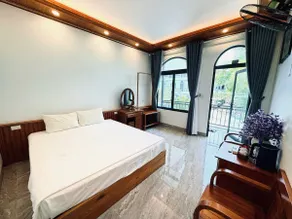 Tuan Ngoc Hotel - 5 deluxe room with balcony - Image 2