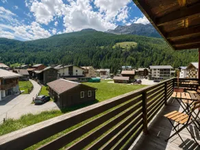 Family-friendly apartment with mountain views - Image 2