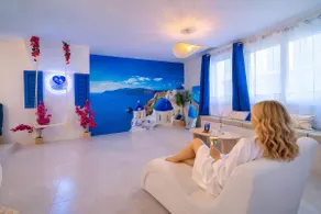 Romantic Santorini Suite with Balneo and Sauna - Image 4