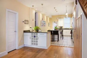Downtown living! Sleeps 12 w/EV parking balcony - Image 5