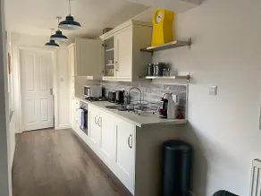 Kensington House Free Parking Sleeps 6 - Image 5