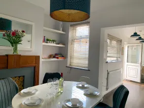 Kensington House Free Parking Sleeps 6 - Image 2