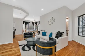 Entire Home in Bronzeville - Image 5