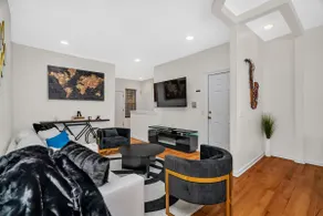 Entire Home in Bronzeville - Image 4