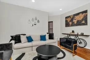 Entire Home in Bronzeville - Image 2