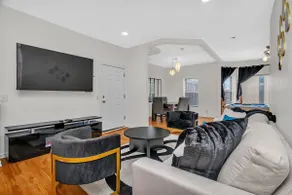 Entire Home in Bronzeville - Image 3