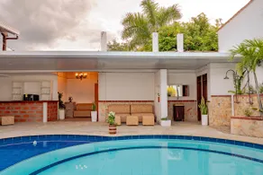 Colonial House with Pool and Natural Charm - Image 2