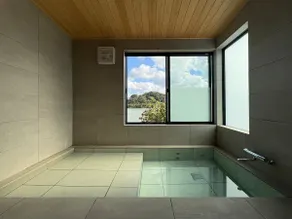Lakefront villa with sauna, spa and deck by beach. - Image 4
