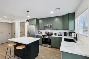Stylish & Relaxing Oasis: 8 Min to Airport -Garage - Image 2