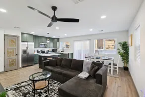 Stylish & Relaxing Oasis: 8 Min to Airport -Garage - Image 3