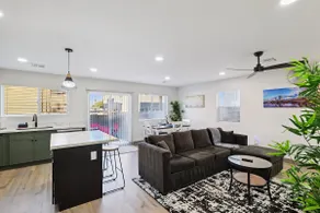 Stylish & Relaxing Oasis: 8 Min to Airport -Garage - Image 5