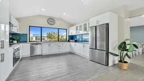 Seaside Royale – large family home - Image 3