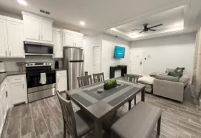 Modern 3 BR Apt | Fast WIFI | Near Shops - Image 2