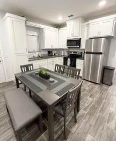 Modern 3 BR Apt | Fast WIFI | Near Shops - Image 5