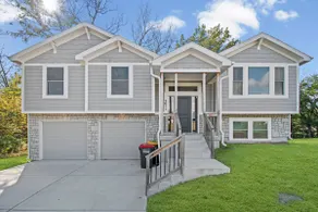 Modern Creekside Haven – 2-Car Garage & Deck Views - Image 5