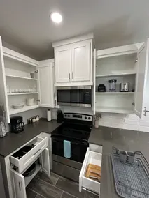 Charming 3BR APT | Great Location | Fast WIFI - Image 3