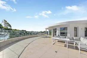 Modern Seafront Luxury, Steps from the Beach - Image 3