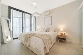 Bouclé Haven Two Bedroom Apartment with Sunset Skyline Views and Parking - Image 5
