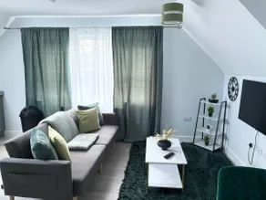 Central 2BR Home with Parking near Ferry - Image 2