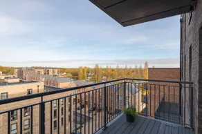 Modern Canal-Side Apartment in Milton Keynes - Image 3