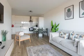 Modern Canal-Side Apartment in Milton Keynes - Image 5