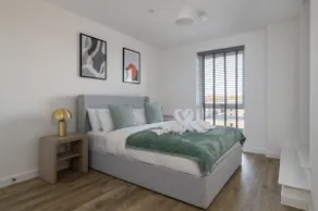 Modern Canal-Side Apartment in Milton Keynes - Image 4