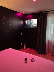 Black Diamond Suite with Spa/Sauna/Parking/Netflix - Image 5