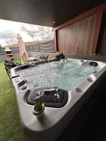 Black Diamond Suite with Spa/Sauna/Parking/Netflix - Image 4