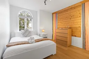 Unwind in Bolton~Bright, Clean & Peaceful 4BR Stay - Image 4