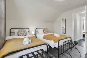 Central Columbus· Karaoke · King bed· Sleeps 8 - Image 4