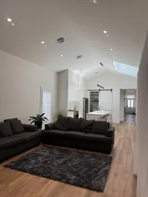 CBD location - 4 bed, 2 bath Close to Mt Panorama - Image 2
